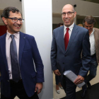 Carlos Martín Tobalina, derecha, ayer en la Escuela de Idiomas de Ponferrada. L, DE LA MATA