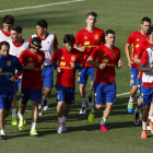 Los jugadores de la selección entrenando ayer en la concentración en Las Rozas. BALLESTEROS