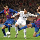 Cristiano Ronaldo, defendido por Piqué y Busquets, en uno de los clásicos.