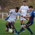 Andy Kawaya se lleva el balón ante dos contrarios en un lance del partido ante el Leioa.