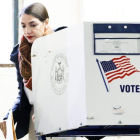 La candidata democrata a la Camara de Representantes por Nueva York  Alexandria Ocasio-Cortez  habla con varios votantes antes de emitir su voto  en el Bronx  Nueva York.