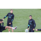 Los jugadores del Real Madrid durante el entrenamiento que realizaron ayer. RODRIGO JIMÉNEZ