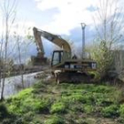 Una excavadora trabaja a primera hora de la tarde de ayer junto al cauce del río Jamuz