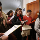 Varias personas migrantes durante una convocatoria de examen de nacionalidad.  JESÚS F. SALVADORES
