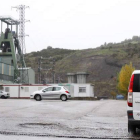 Una furgoneta entra en las instalaciones del pozo Emilio del Valle.