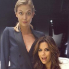 Eva Longoria y Karlie Kloss comparan sus piernas.