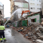 Una máquina equipada con un cazo, durante los trabajos de derribo del inmueble. ANA F. BARREDO