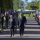 Hollande y Obama pasan revista a la guardia de honor a su llegada a la ceremonia.