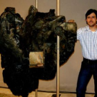 El artista José Luis Casa junto a su colosal escultura
