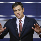 El secretario general del PSOE, Pedro Sánchez, durante una rueda de prensa. EMILIO NARANJO