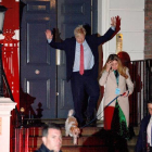 Boris Johnson celebra su aplastante victoria y sale ayer por la noche del 10 de Down Street con su novia Carrie Symonds  y su perro. NEIL HALL