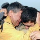 Un soldado es abrazado efusivamente por sus padres en el aeropuerto gallego de Lavacolla