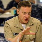El vicealmirante Michael Rogers, durante una visita a un centro de la Armada en Pensacola (Florida).