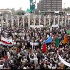 Los manifestantes, en la plaza donde se derribó la estatua de Sadam