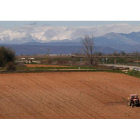 Un agricultor trabaja en su finca de Celadilla del Páramo, en una imagen de archivo. JESÚS F. SALVADORES