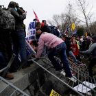 Seguidores de Donald Trump irrumpen durante unas protestas en los terrenos del Capitolio. WILL OLIVER