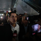jefe del Parlamento venezolano, Juan Guaidó, llega este lunes al Aeropuerto Internacional de Maiquetía Simón Bolívar.