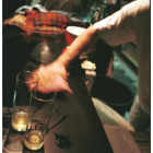 Un joven recoge un par de ‘copas’ en un bar. EUTROPIO RODRÍGUEZ