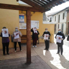 Vecinos de Carral de la Vega en la concentración del pasado sábado ante el consultorio. DL