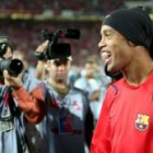 Ronaldinho fue el centro de atención antes del inicio del partido amistoso de ayer