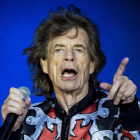 Mick Jagger, en su salsa, ante la multitud, en un concierto. /