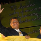 Rafael Correa saluda a sus seguidores durante un mitin de celebración en Quito