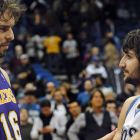 El jugador de los Lakers Pau Gasol dialoga con Ricky Rubio de los Timberwolves.