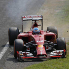 Alonso, en el momento de abandonar en el circuito de Monza, este domingo.