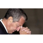 Adolfo Suárez reza en una iglesia en una de sus últimas apariciones en público antes de verse afectado por el alzhéimer.