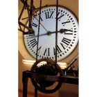 El relojero Losada y detrás el interior del reloj de la Puerta del Sol. RAQUEL P. VIECO