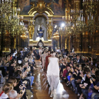 Modelos lucen creaciones de Stella McCartney durante su desfile en la semana de la moda en París.