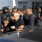 El presidente de Túnez, Béji Caïd Esebsi (centro), sale del hospital Charles Nicol tras visitar a heridos en el atentado del Museo del Bardo.