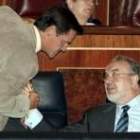 Juan Fernando López Aguilar saluda al vicepresidente segundo y ministro de Economía, Pedro Solbes