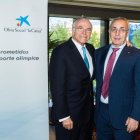 El presidente de la Fundación Bancaria La Caixa, Isidre Fainé, posa junto al presidente del COE, Alejandro Blanco.