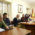La corporación de Valderrey, durante una de las votaciones realizadas ayer en el Pleno