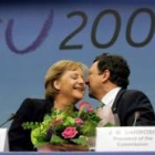 Angela Merkel, ayer, junto al presidente de la Comisión, Durao Barroso, tras llegar a un acuerdo