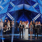 Los anfitriones israelís del Festival de Eurovisión, en primer término y de izquierda a derecha, Assi Azar, Lucy Ayoub, Bar Refaeli y Erez Tal. Tras ellos, los diez países clasificados de este martes por la noche, en el Pabellón 2 de la Expo de Tel-Aviv.