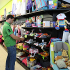 Interior de una tienda de compra venta, sobre el sector de productos de línea infantil.