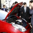 Rajoy observa un coche ecológico en la convención sobre cambio climático del Partido Popular Europeo