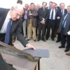 El empresario Aureliano Fernández, cortando ayer pizarra en la feria en presencia de las autoridades