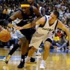 Hakim Warrick disputa un balón al «leonés» José Juan Barea
