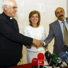 Eduardo Prieto, María José Salgueiro y José Manuel Fernández Corral, tras la firma.