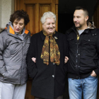 Teresa, su madre, Jesusa y el marido de la auxiliar, Javier.