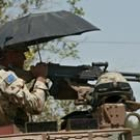 Un soldado australiano se protege del sol mientras vigila una de las calles de Bagdad