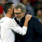 Cristiano habla al oído al técnico del PSG, Laurent Blanc.