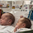 Dariel y Arlet, con sus pulpitos, en la unidad de bebes prematuros del Hospital de Dexeus.