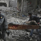 Miembros de Defensa Civil Siria evacuan civiles heridos tras un ataque aéreo a Saqba, en Guta oriental.
