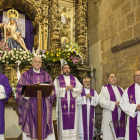 Sacerdotes presentes en la misa de despedida encabezados por el obispo Julián López. F. OTERO PERANDONES