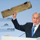 Netanyahu muestra el trozo del supuesto drone iraní que Israel asegura derribó la semana pasada mientras sobrevolaba su territorio.