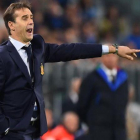 Lopetegui dando instrucciones a sus jugadores durante el duelo con Italia.